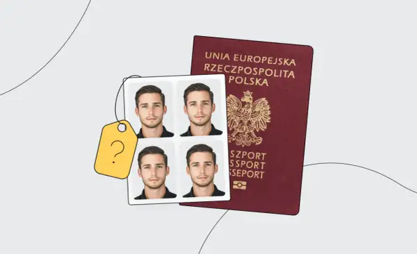 Zastanawiasz się, ile kosztuje zdjęcie do paszportu? Obok polskiego paszportu widać cztery identyczne zdjęcia twarzy i żółtą metkę z pytajnikiem.
