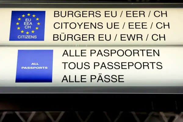 Tablice informacyjne na lotnisku: "Obywatele UE/EOG/CH" i "Wszystkie paszporty". Wjazd do strefy schengen.