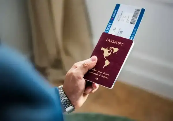 Dłoń trzyma paszport i bilet lotniczy. Planujesz podróż? Czy Cypr jest w Unii Europejskiej? Tak, jest!