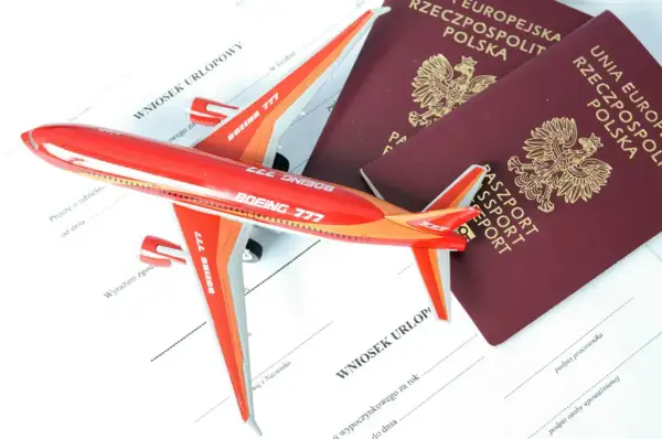 Model samolotu i dwa paszporty na tle wniosku urlopowego. Czy do Maroko potrzebny jest paszport? Tak, do podróży zagranicznych wymagany jest paszport.