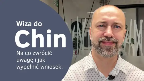 Wiza do Chin: poradnik, jak wypełnić wniosek i na co zwrócić uwagę. Mężczyzna z brodą uśmiecha się do kamery.