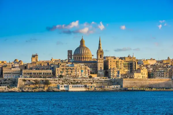 Malta, z jej imponującą architekturą i błękitnym morzem, jest członkiem Unii Europejskiej.