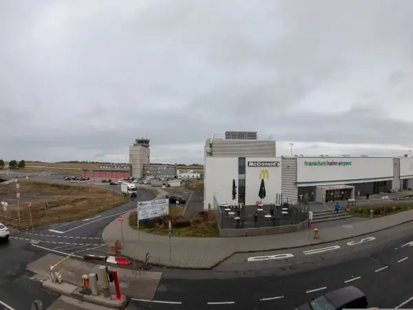 Lotnisko Frankfurt Hahn Airport z McDonald's i wieżą kontroli lotów.
