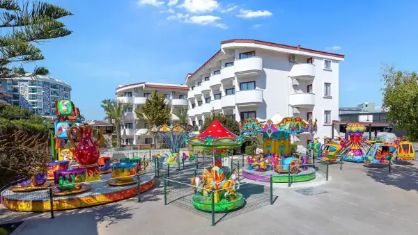 Kolorowe karuzele i atrakcje dla dzieci na terenie hotelu Narsia Resort.