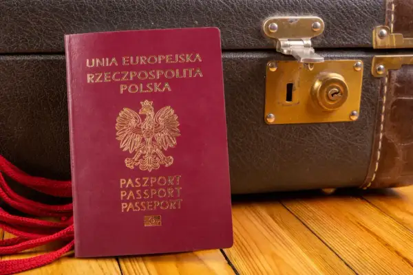 Paszport polski obok walizki. Czy do Czarnogóry potrzebny jest paszport? Tak, jeśli nie jesteś obywatelem UE.