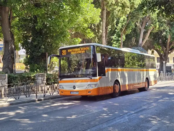 Autobus linii 20 z napisem "Kolymbia Beach" na lotnisko na Rodos.