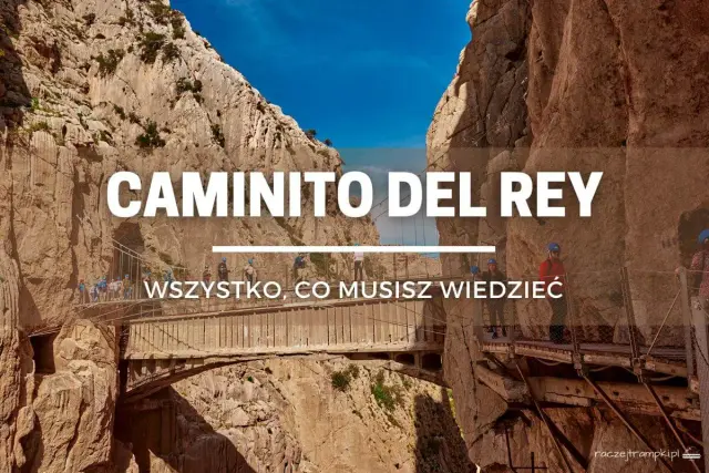 Caminito del Rey, ścieżka króla w Hiszpanii, to spektakularna trasa w wąwozie. Ludzie idą wąską ścieżką przyczepioną do skał.